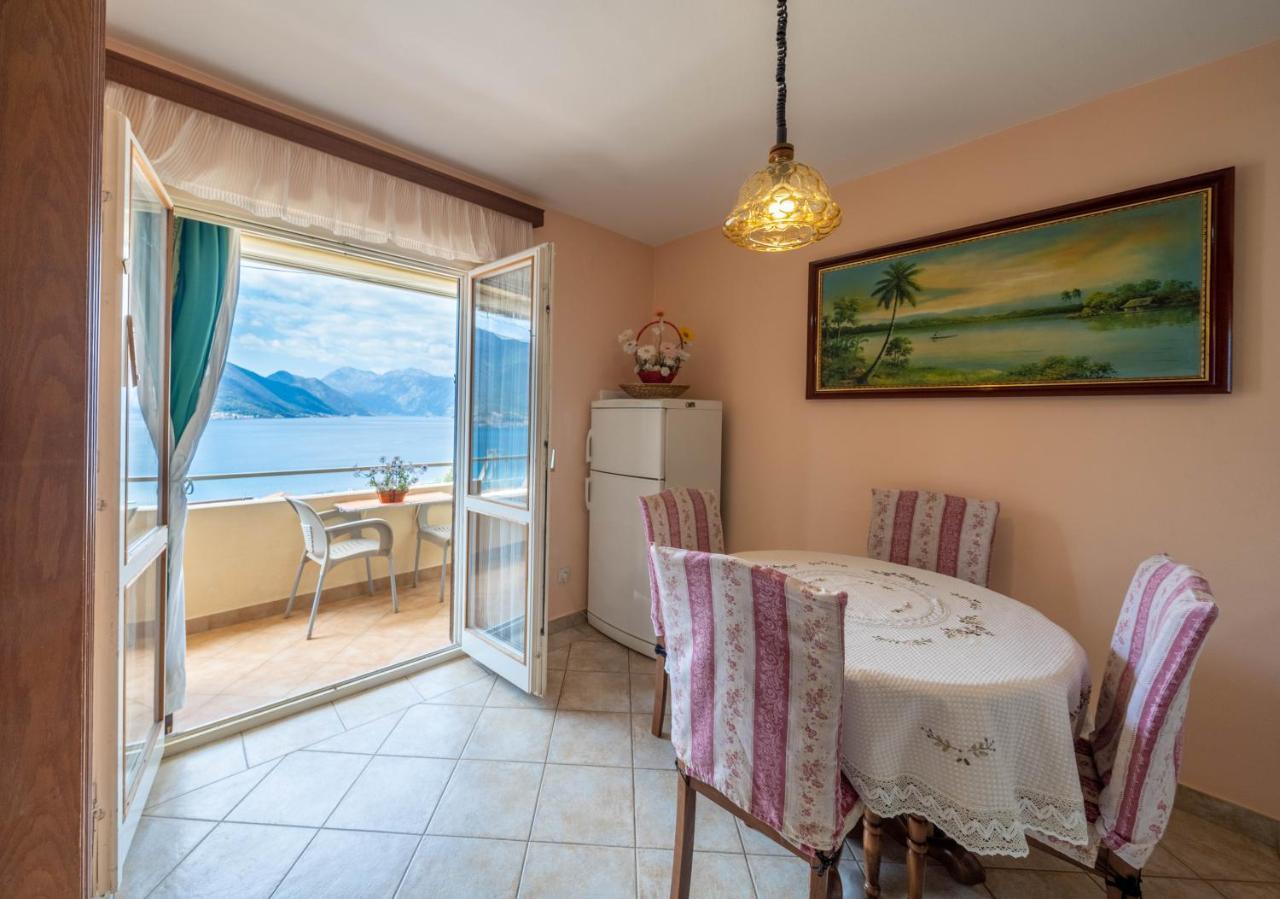 Seaside Serenity: 2-Bedroom Apartment With Boka Bay View Kotor Exterior photo