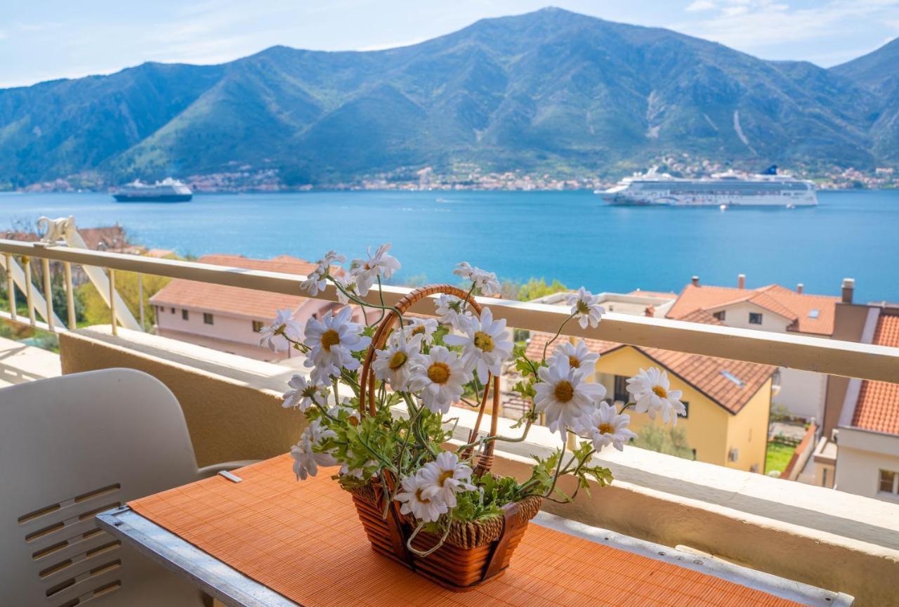Seaside Serenity: 2-Bedroom Apartment With Boka Bay View Kotor Exterior photo
