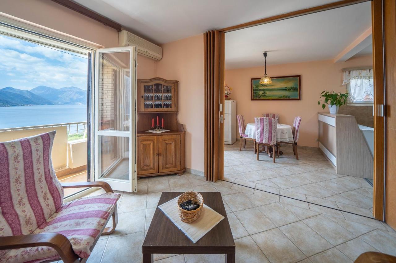 Seaside Serenity: 2-Bedroom Apartment With Boka Bay View Kotor Exterior photo